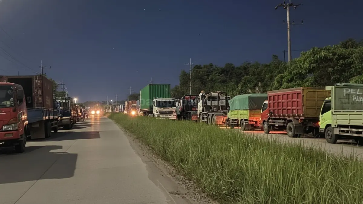 Deretan truk yang parkir liar.