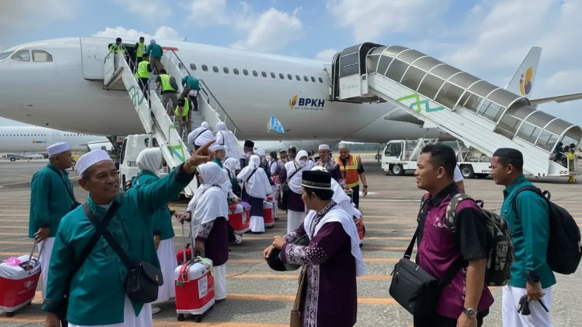 Ilustrasi aktivitas persiapan jamaah haji di Bandara SAMS Sepinggan Balikpapan dengan suasana tertib dan aman.