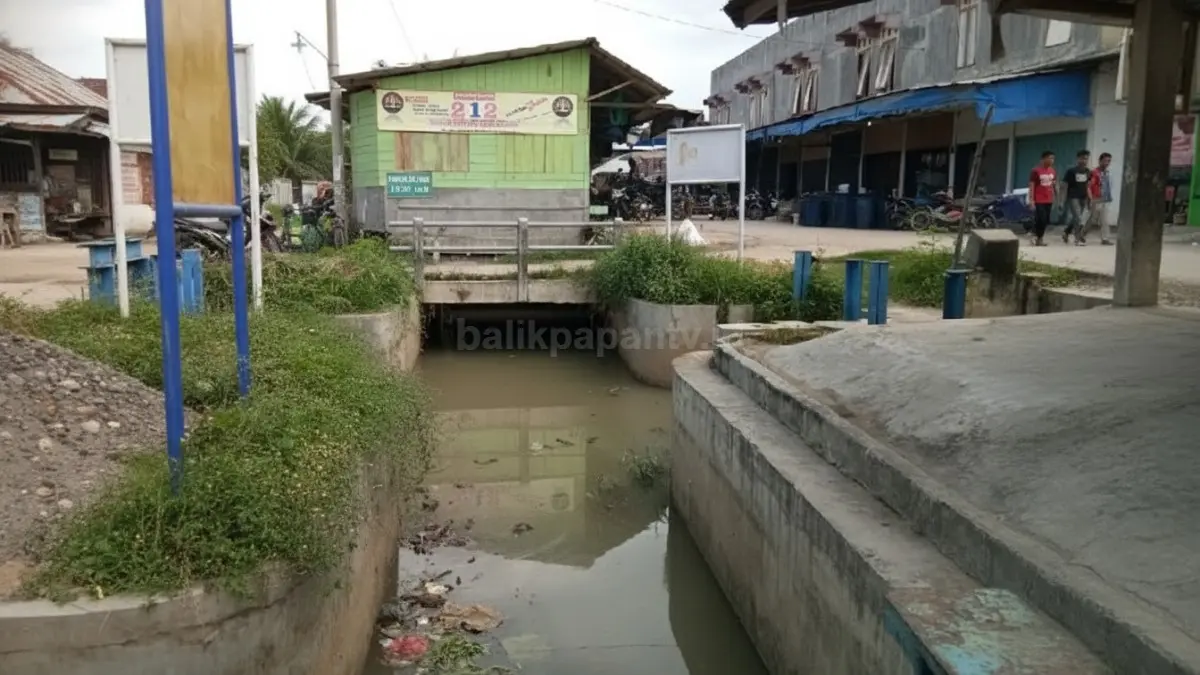 Ilustrasi bangunan di atas drainase. (BTV/Ai)