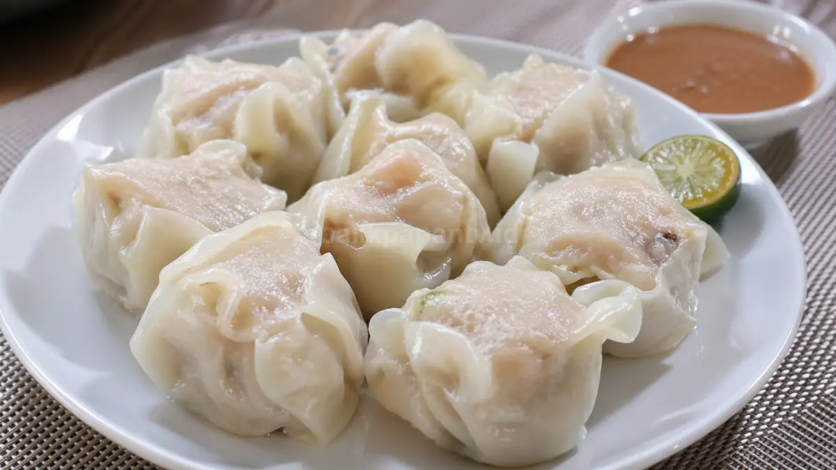 Siomay ikan tenggiri segar dengan tekstur kenyal dan warna alami, tampilan menggugah selera. (BTV/Ai)