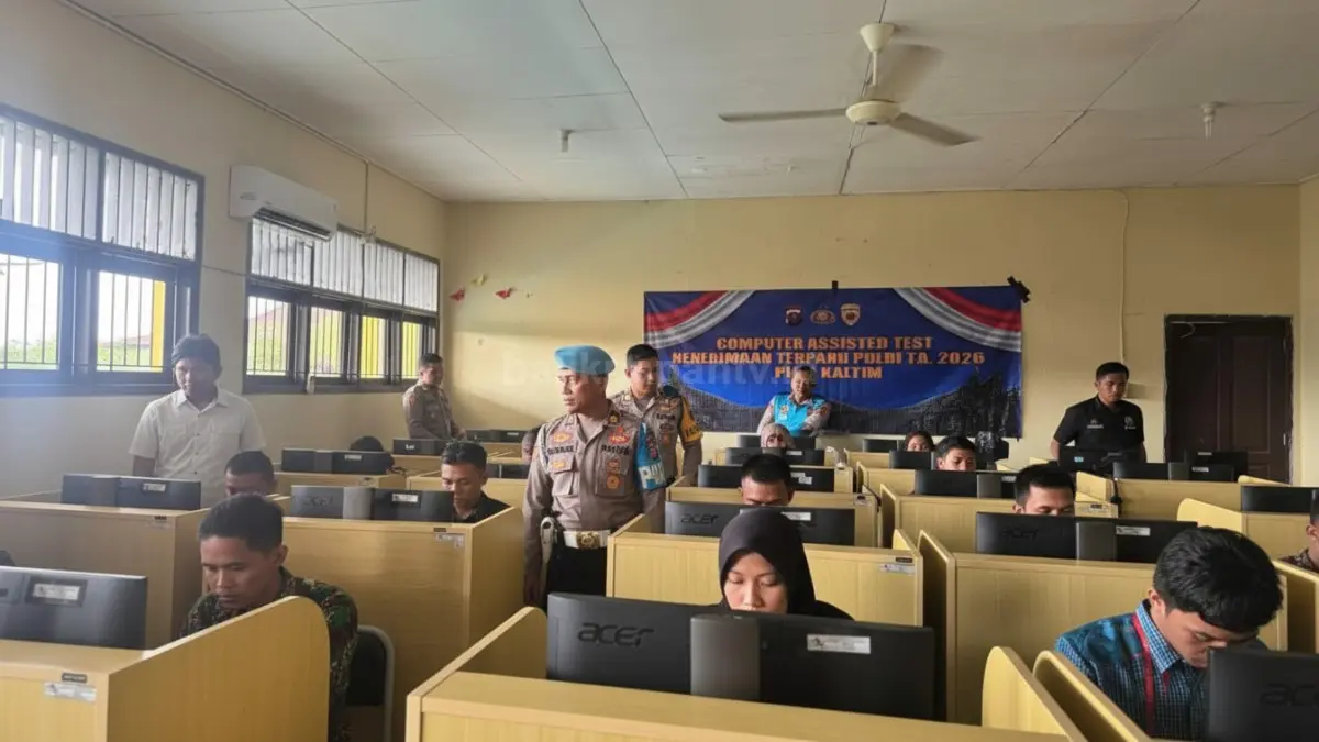 Suasana tes CAT psikologi Taruna Akpol 2026 di SMKN 4 Balikpapan dengan peserta serius mengerjakan soal.