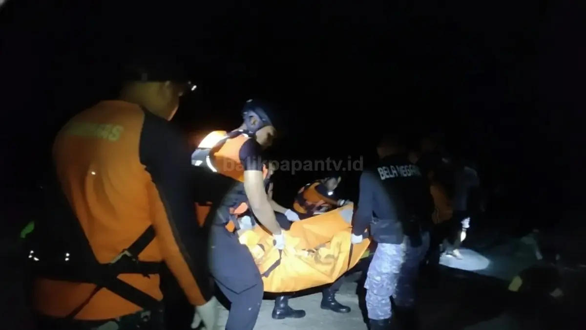 Proses evakuasi korban tenggelam di Sungai Belayan oleh tim SAR gabungan.