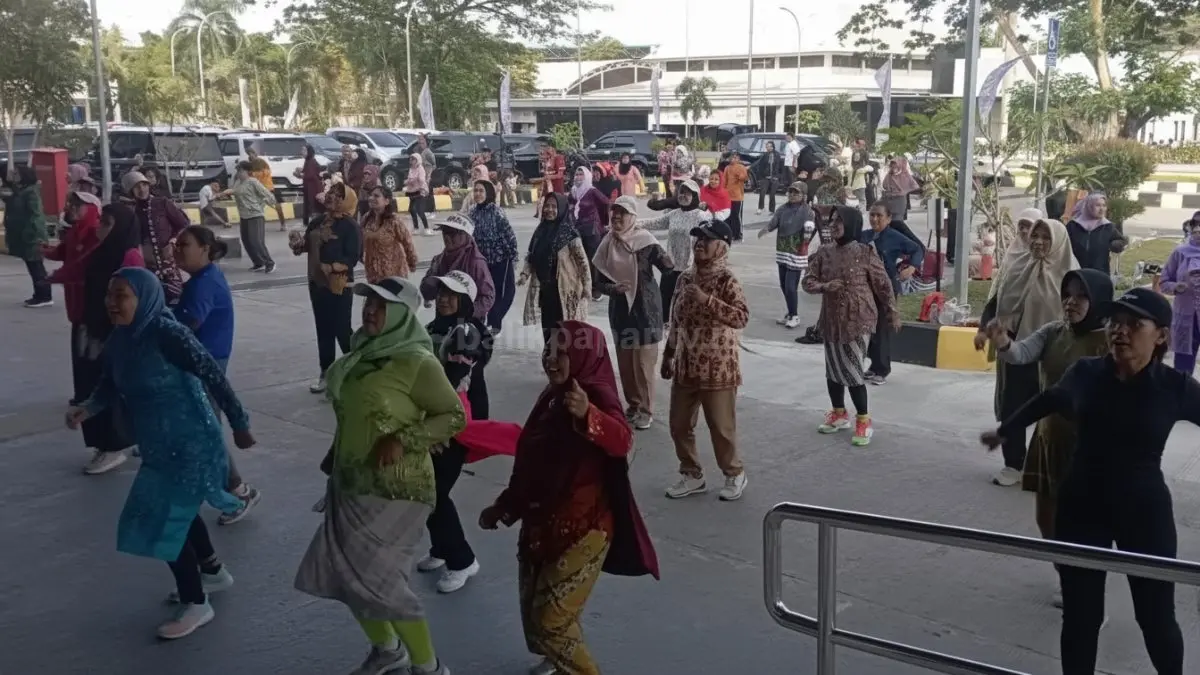Ratusan peserta senam jantung sehat mengenakan kebaya di Stadion Madya Sempaja Samarinda.