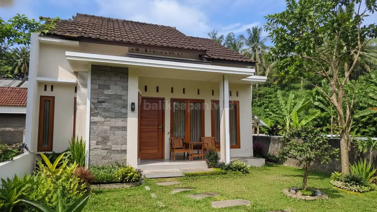Rumah sederhana di desa dengan desain minimalis dan taman kecil yang asri. (BTV/Ai)