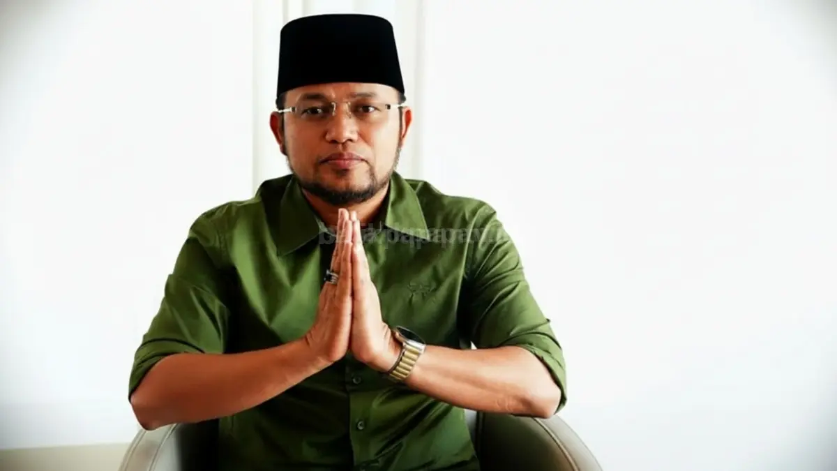 Gubernur Rudy Mas’ud saat menyampaikan pernyataan resmi kepada publik.