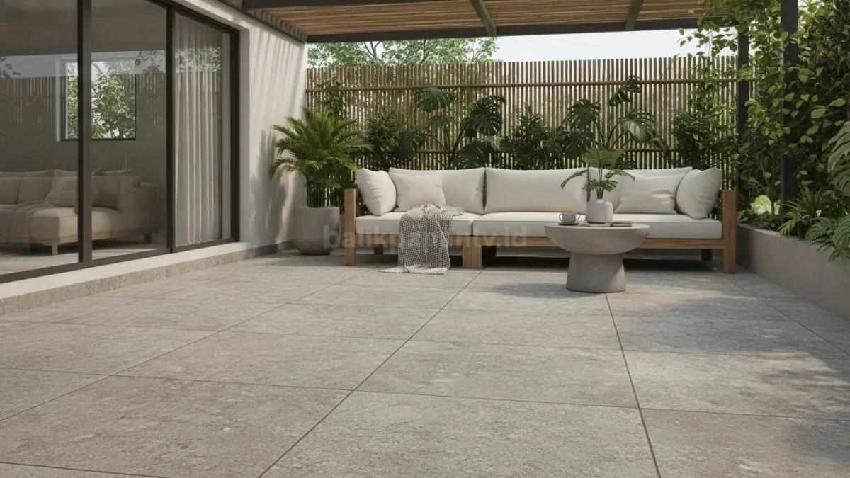 Keramik teras kasar dengan desain alami yang cocok untuk rumah modern. (BTV/Ai)