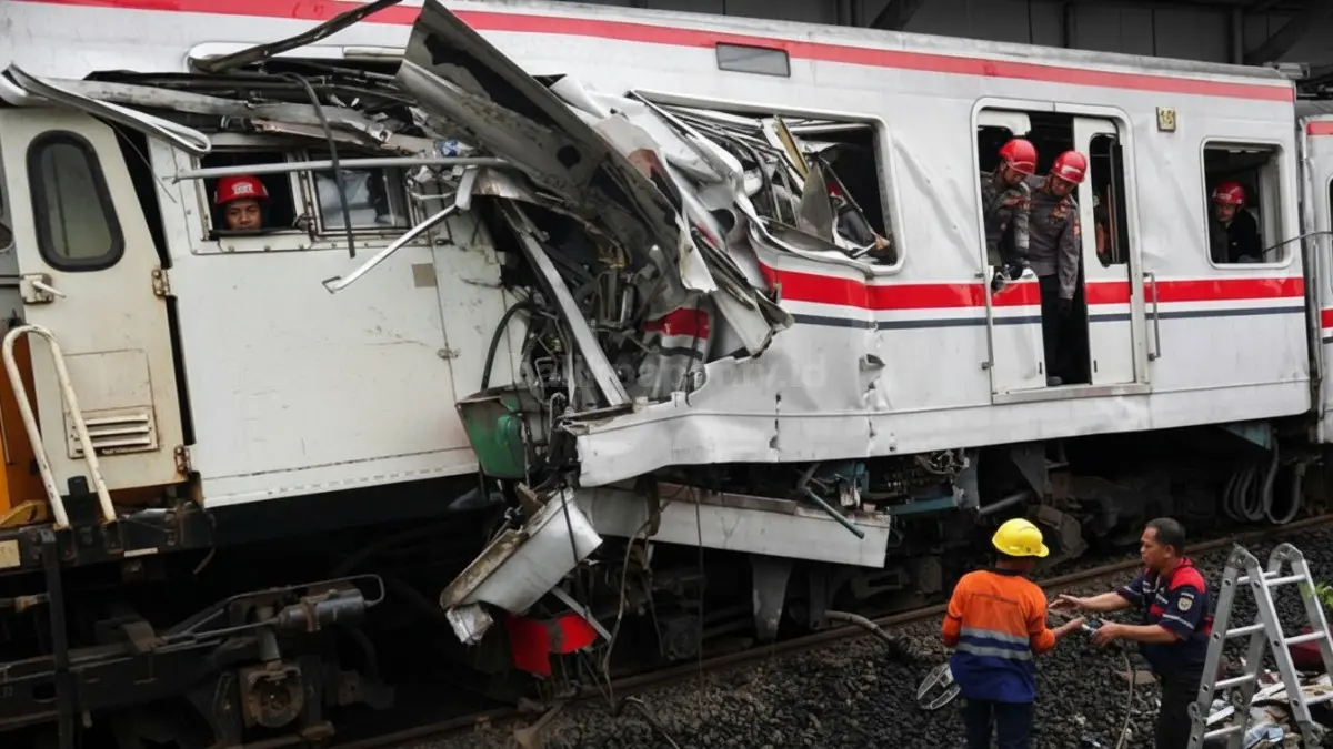 Kondisi lokasi tabrakan kereta di Stasiun Bekasi Timur