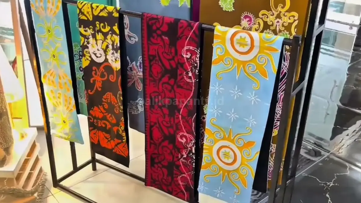 Proses pembuatan batik tulis manual oleh Persit Kodim Balikpapan dengan detail motif khas