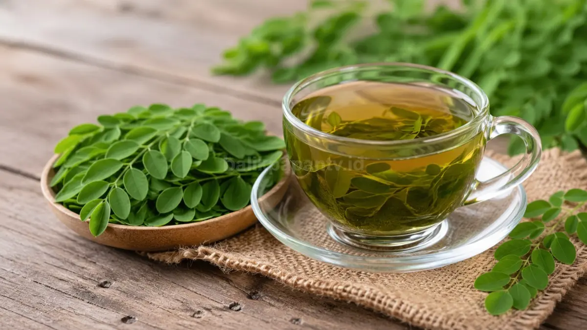 Rebusan daun kelor hangat dengan warna alami, menampilkan minuman herbal kaya nutrisi. (BTV/Ai)