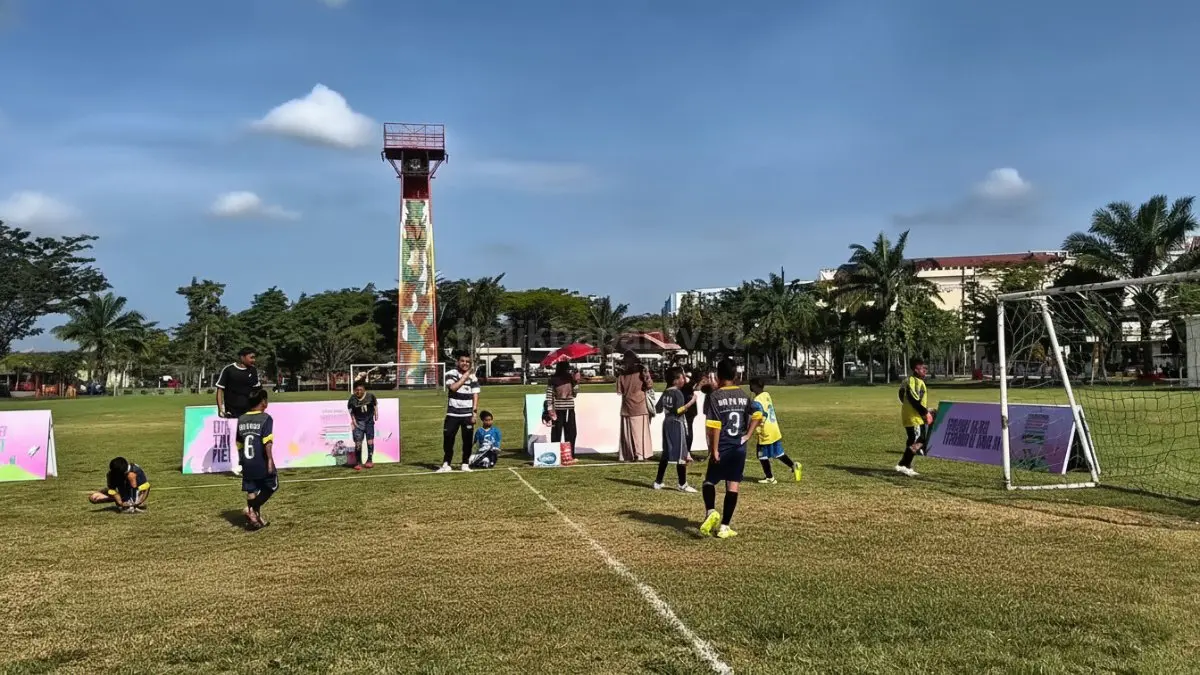 Suasana siswa SD mengikuti lomba Bhayangkari di ruang terbuka hijau Balikpapan penuh semangat