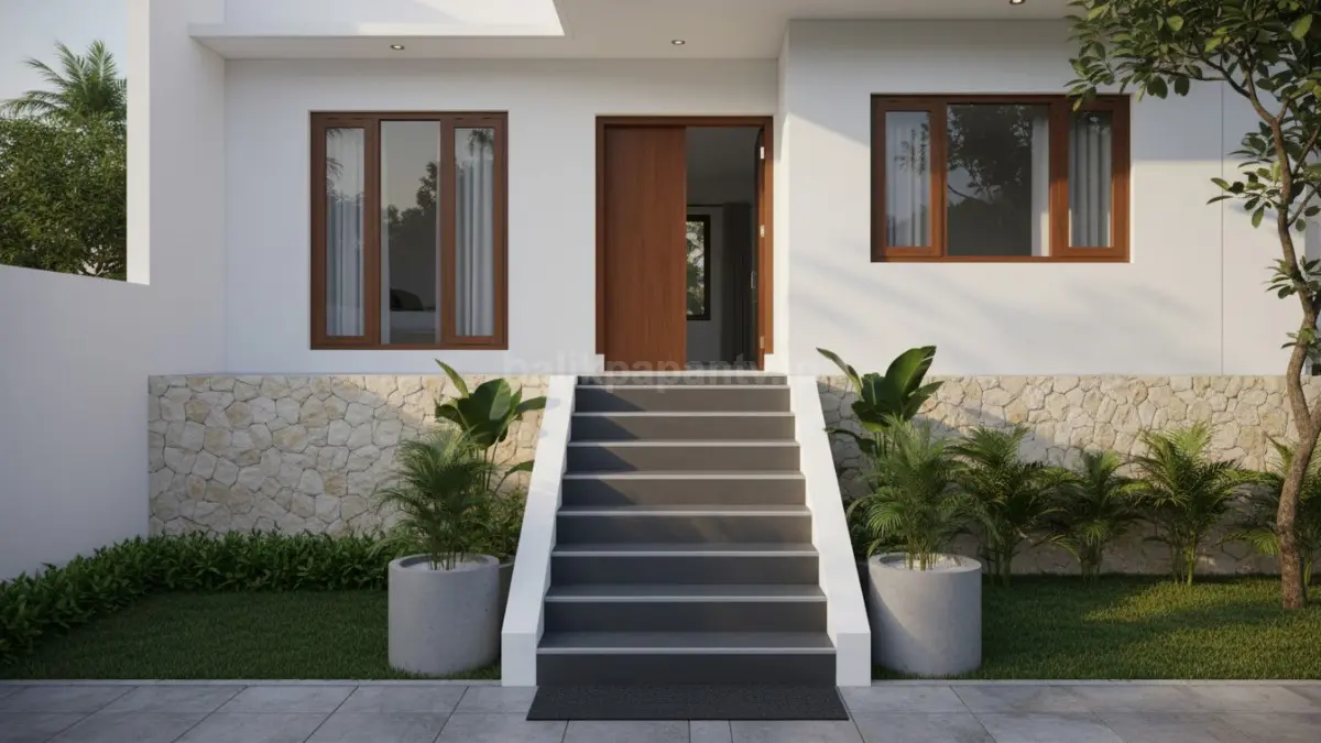 Tangga lurus dengan material anti slip di rumah kecil
