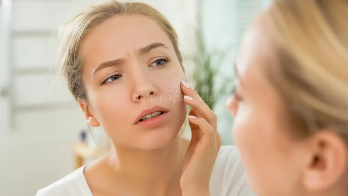 Tekstur make up retak di area wajah akibat kulit kering
