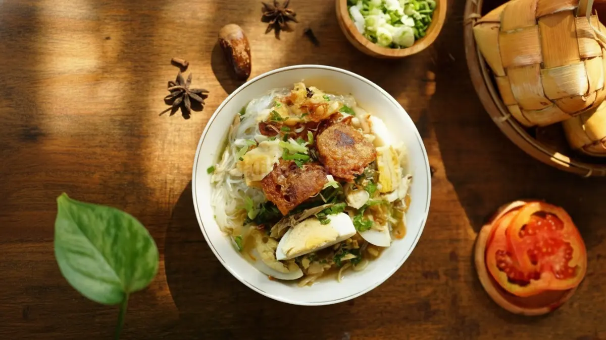 Aneka kuliner khas Kalimantan seperti Soto Banjar dan Ayam Cincane dalam satu sajian menggugah selera