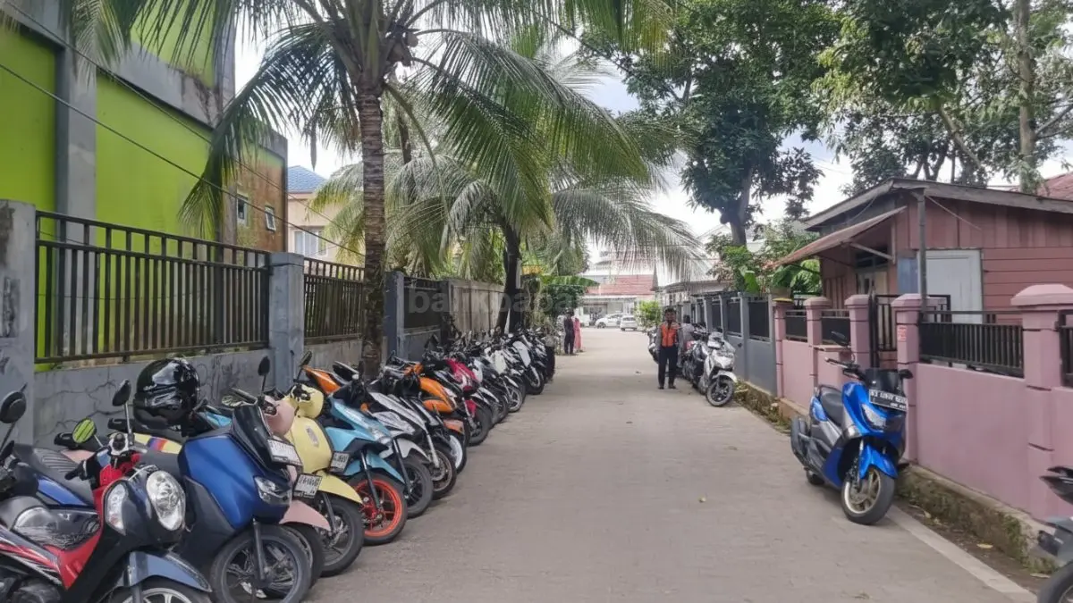 Deretan motor pelajar parkir di Jalan Wijaya Kusuma Samarinda sejak pagi hari