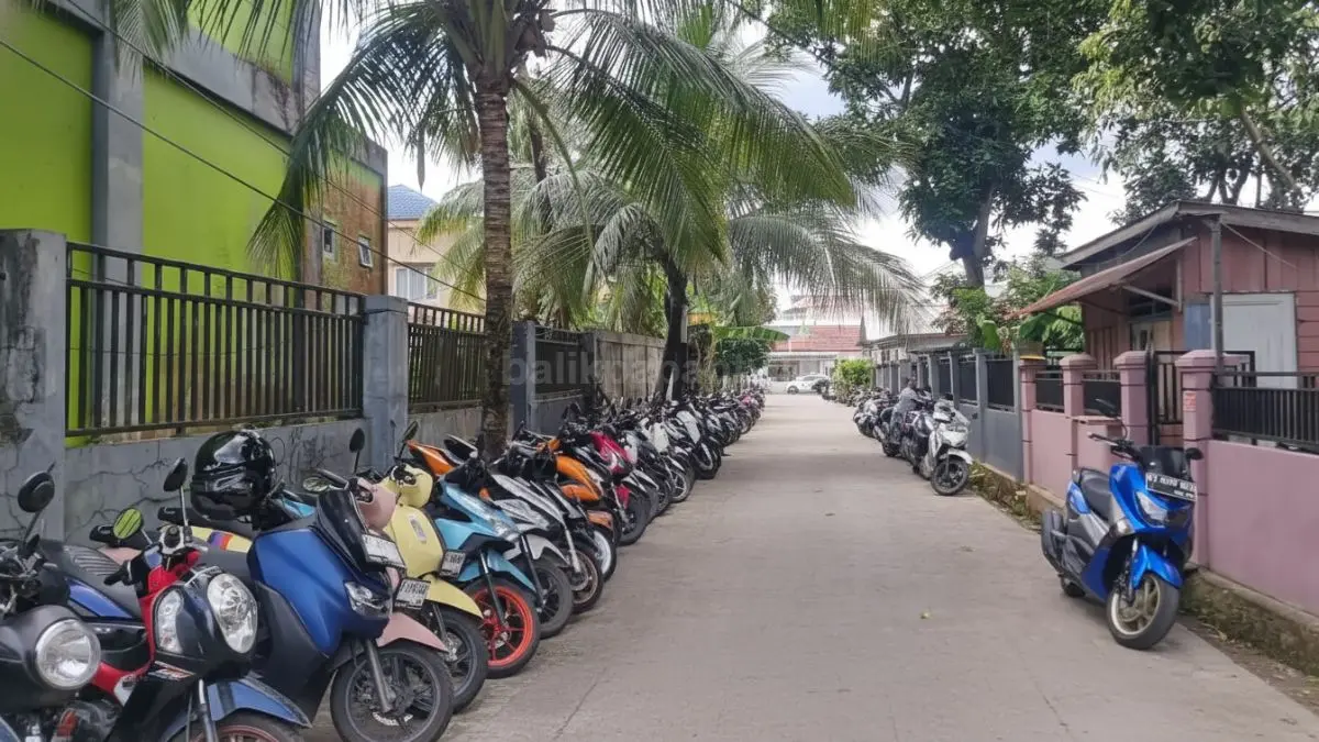 Deretan motor pelajar terparkir di permukiman dekat sekolah Samarinda.
