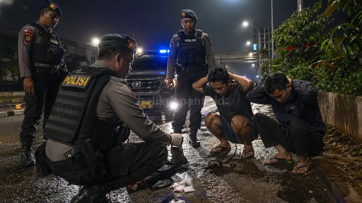 Ilustrasi patroli polisi meringkus 2 pria yang menyimpan sabu di pinggir jalan. (BTV/Ai)