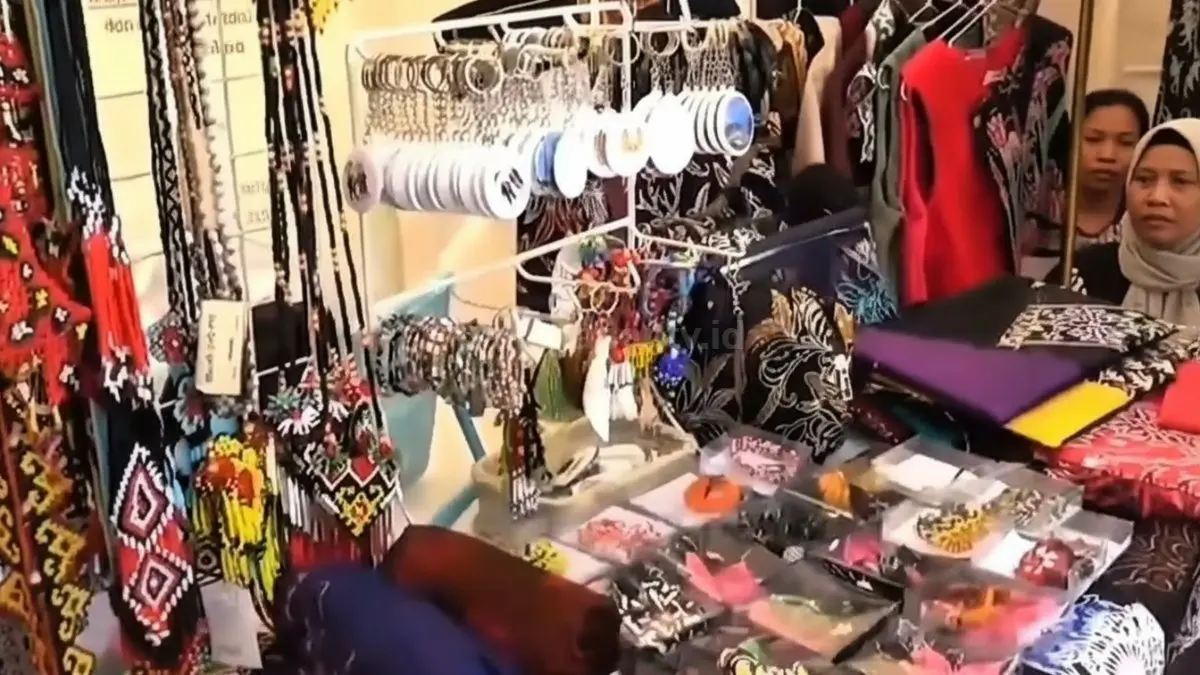 Stand Dekranasda PPU menampilkan produk kerajinan dan amplang khas daerah yang menarik perhatian pengunjung