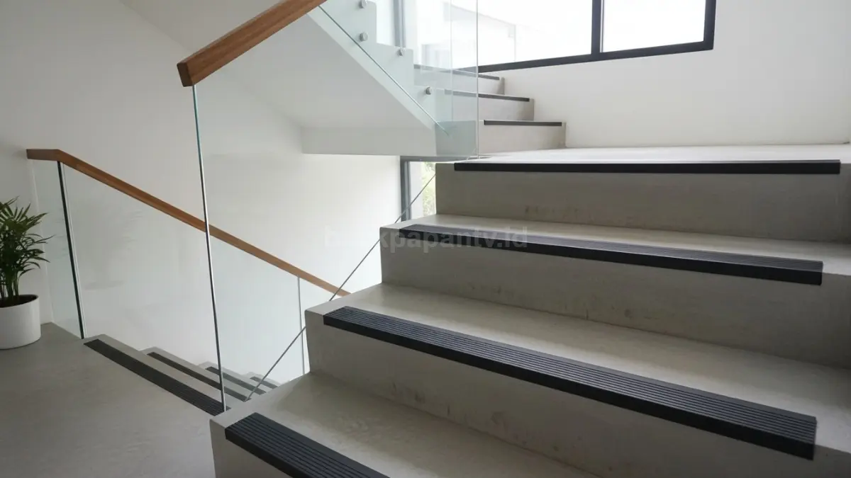 Step Nosing Aluminium dengan Grip Khusus. (BTV/Ai)