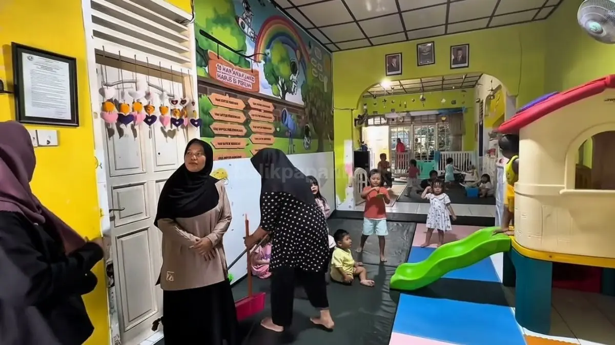 Suasana pagi hangat di Daycare Harapan Balikpapan dengan anak-anak bermain ceria