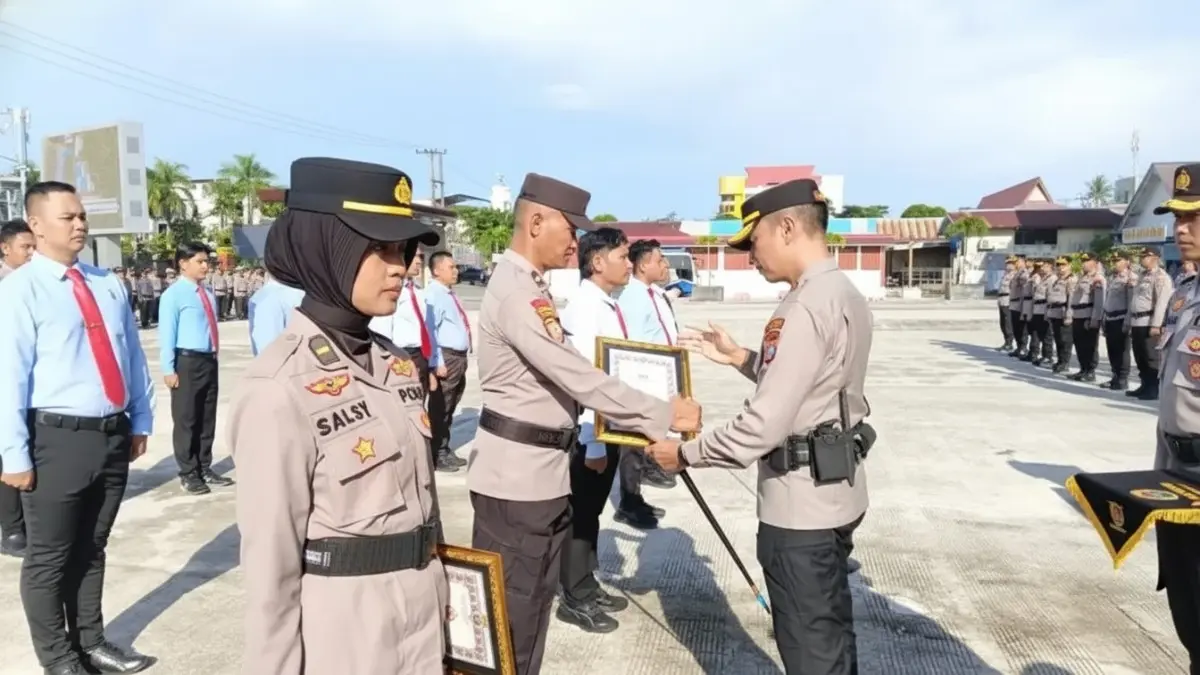 Upacara penghargaan 16 personel Polresta Balikpapan di halaman Mapolresta