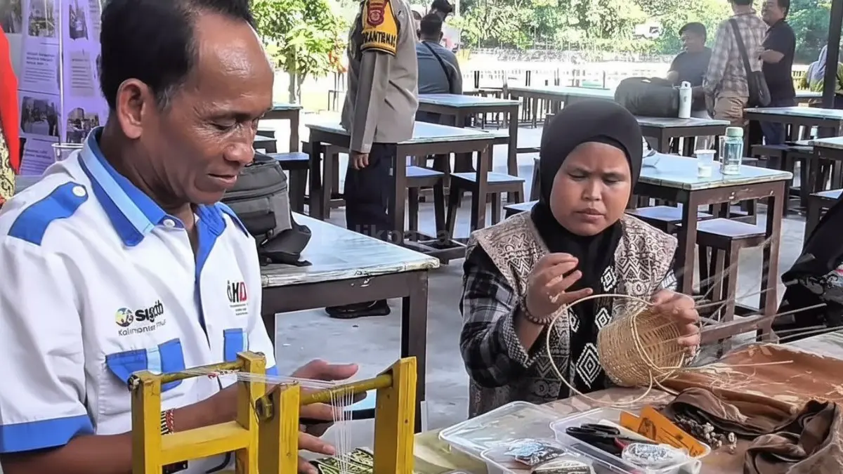 Aktivitas komunitas disabilitas Telaga Sari Balikpapan membuat kerajinan tangan kreatif