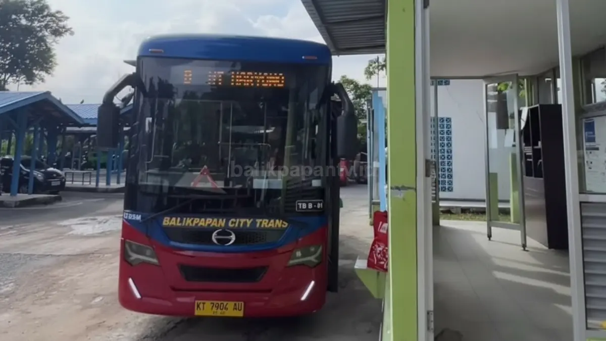 Bus BCT sedang menunggu penumpang di salah satu halte di Balikpapan.