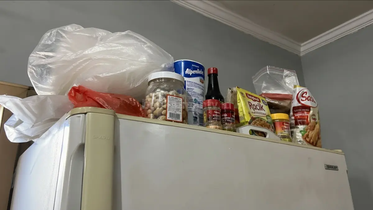 Contoh barang seperti bumbu dan plastik di atas kulkas. (BTV/Ai)