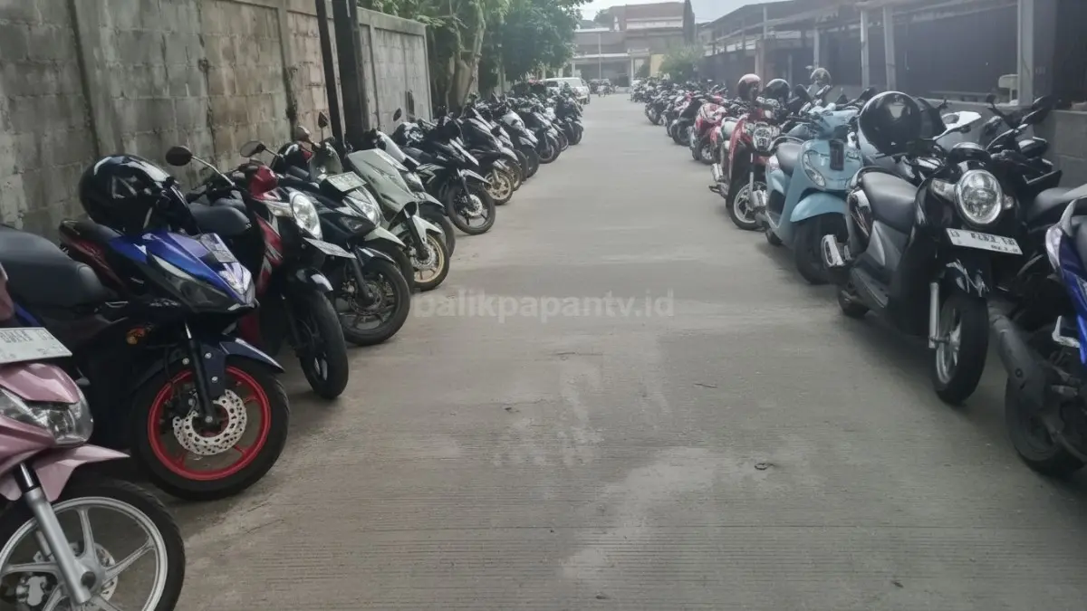 Deretan kendaraan pelajar yang parkir liar di badan jalan.
