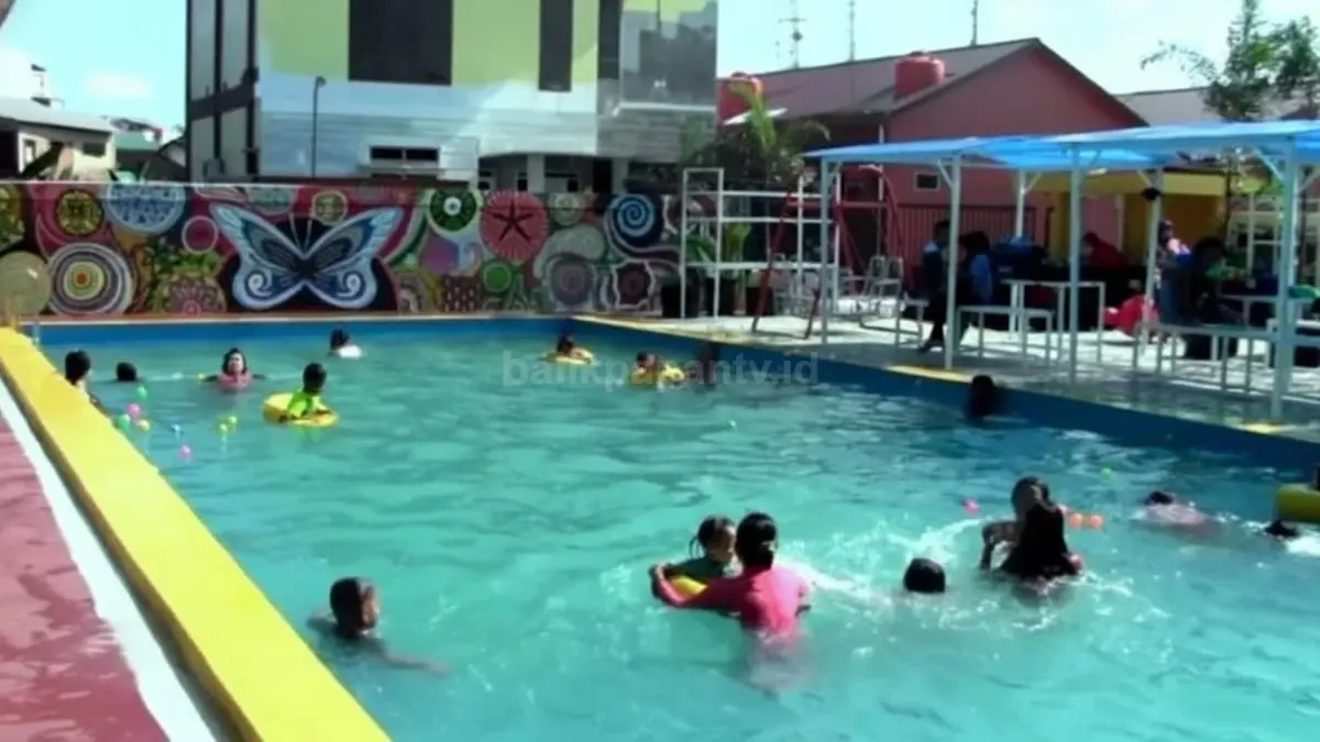 Kolam anak dengan desain biota laut yang ceria di Bontang