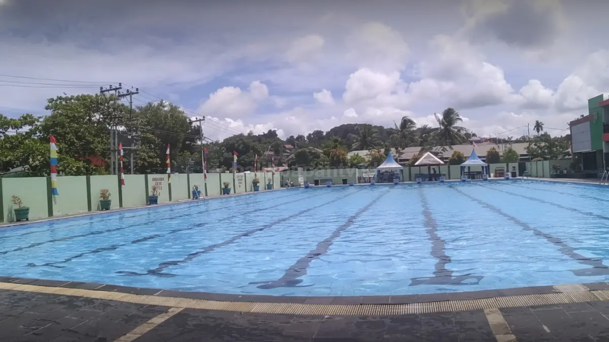 Kolam latihan dalam dengan suasana serius untuk atlet renang Balikpapan