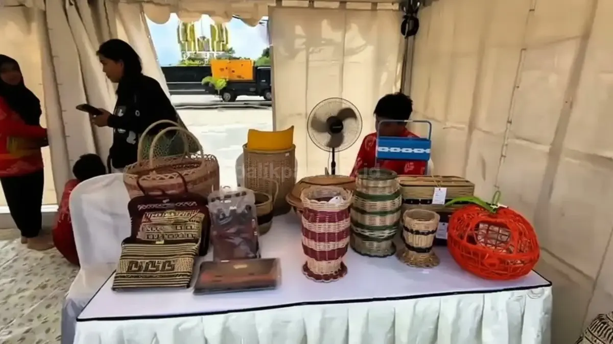 Pengrajin rotan Sepan sedang menganyam produk secara manual di rumah produksi