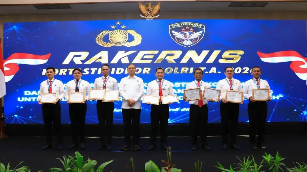 Penyerahan penghargaan nasional kepada Polda Kaltim dalam Rakernis Polri 2026