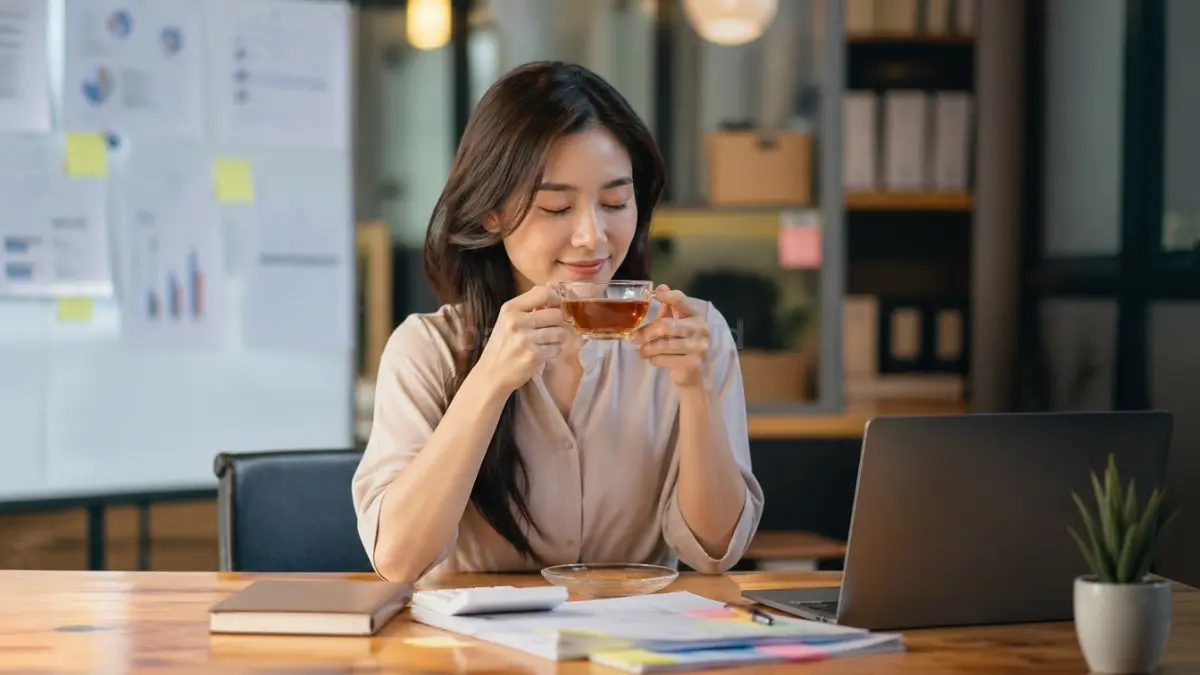 Perempuan menikmati teh hangat di sela aktivitas padat sebagai momen recharge energi. (BTV/Ai)