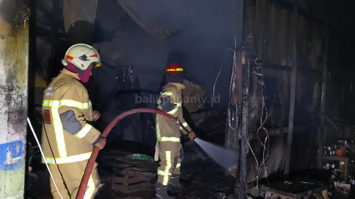 Petugas damkar berupaya memadamkan kebakaran di Bengkel Flobamora, Batu Ampar, Rabu (29 April 2026) dini hari.
