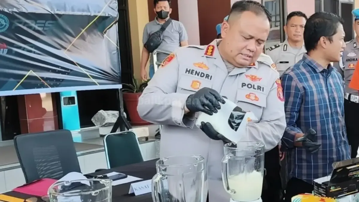Proses pemusnahan narkoba oleh aparat Samarinda dengan jumlah barang bukti besar.
