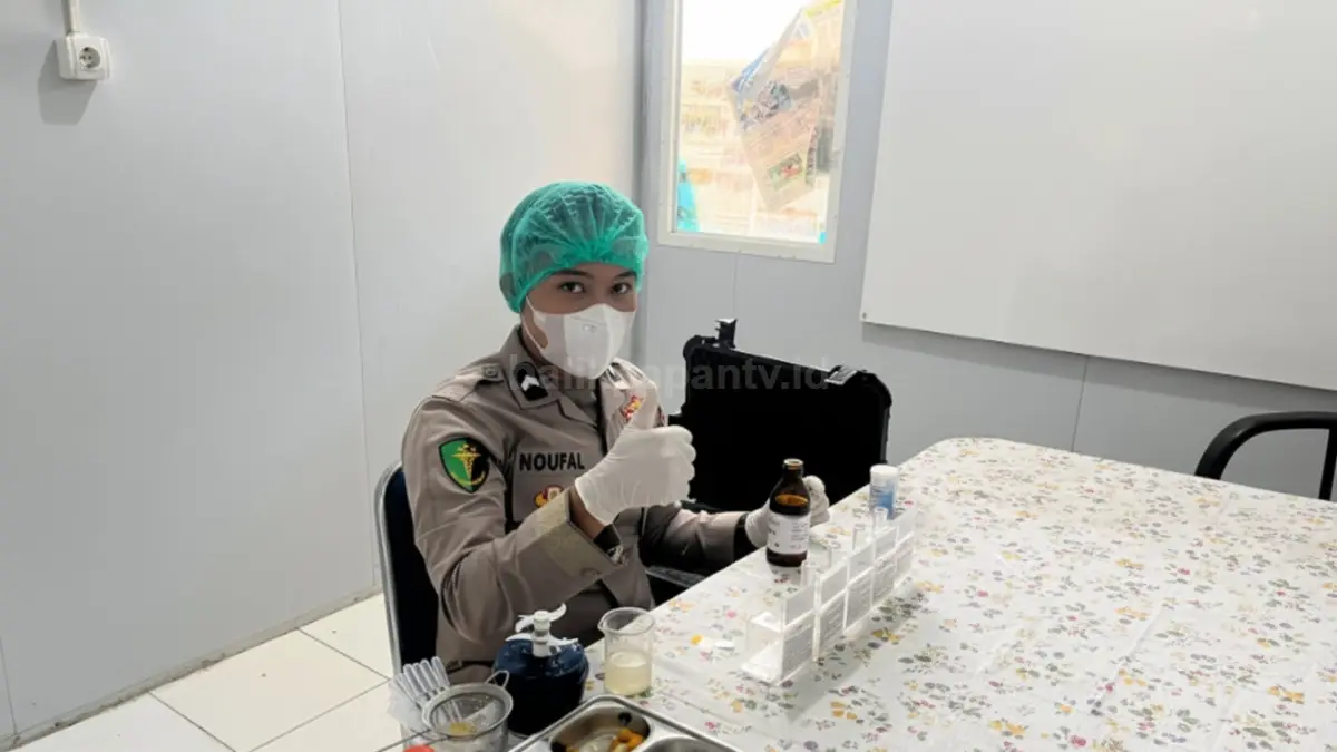 Tim Biddokkes Polda Kaltim memeriksa makanan di dapur SPPG Stalkuda Balikpapan untuk memastikan keamanan konsumsi.