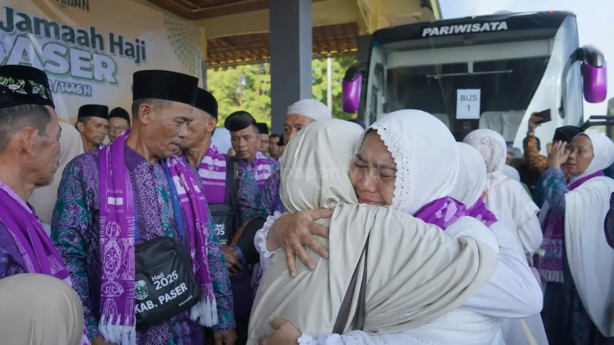 Ilustrasi jamaah haji Paser bersiap berangkat dengan suasana haru dan semangat. (BTV/Ai)