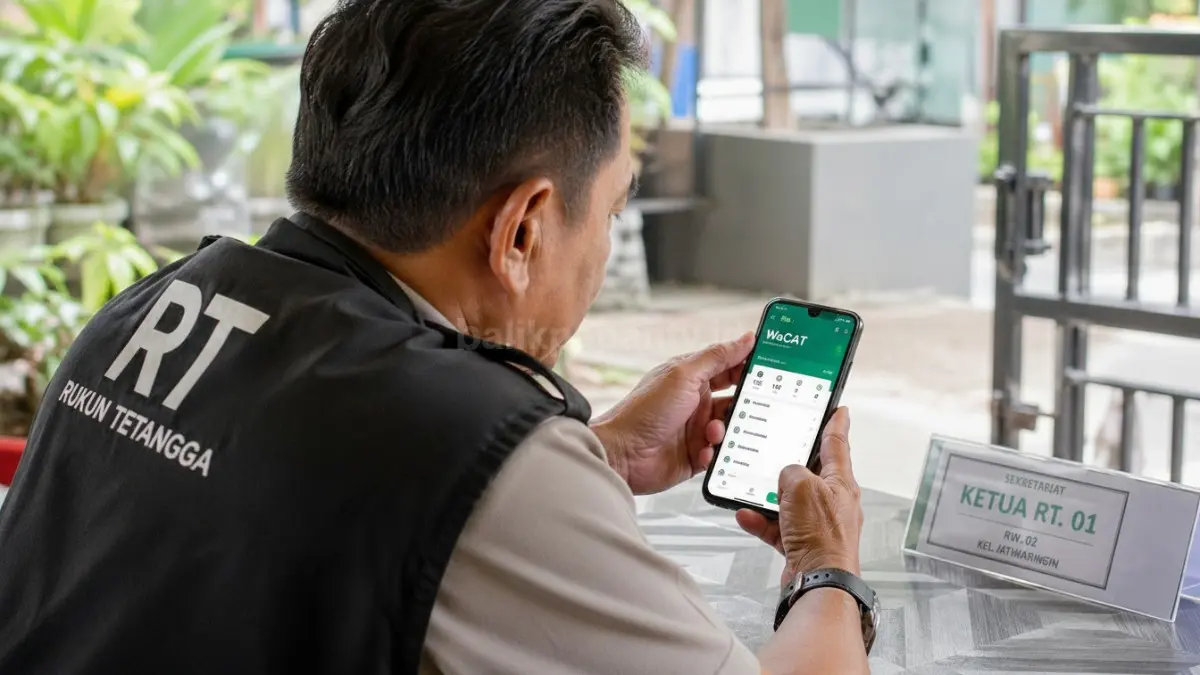 Ilustrasi Ketua RT memantau data warga melalui aplikasi WaCAT di handphone. (BTV/Ai)
