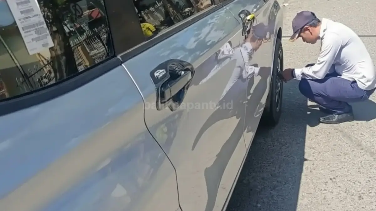 Penertiban parkir liar di jalur emergensi RSUD Samarinda oleh petugas Dishub.