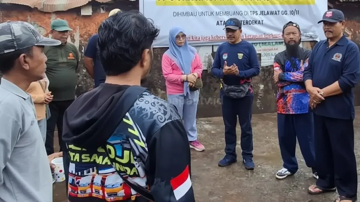 Petugas gabungan berdiskusi sebelum membongkar TPS Sidomulyo Samarinda Ilir dan menata ulang area bekas sampah.