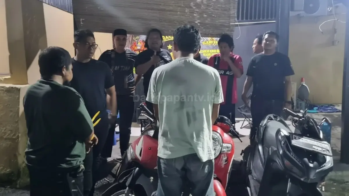 Polisi mengamankan barang bukti curanmor di kawasan Sambutan Samarinda dengan latar rumah warga.