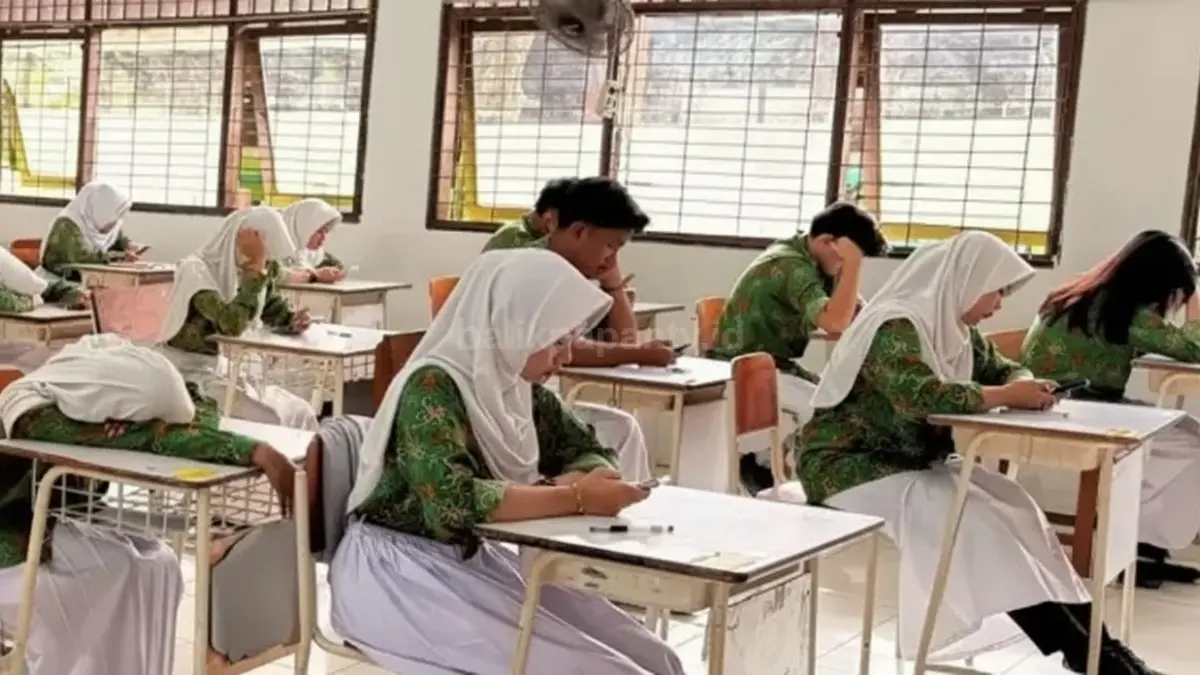 Suasana SMA negeri Bontang dengan aktivitas siswa dan ruang kelas saat proses belajar berlangsung.