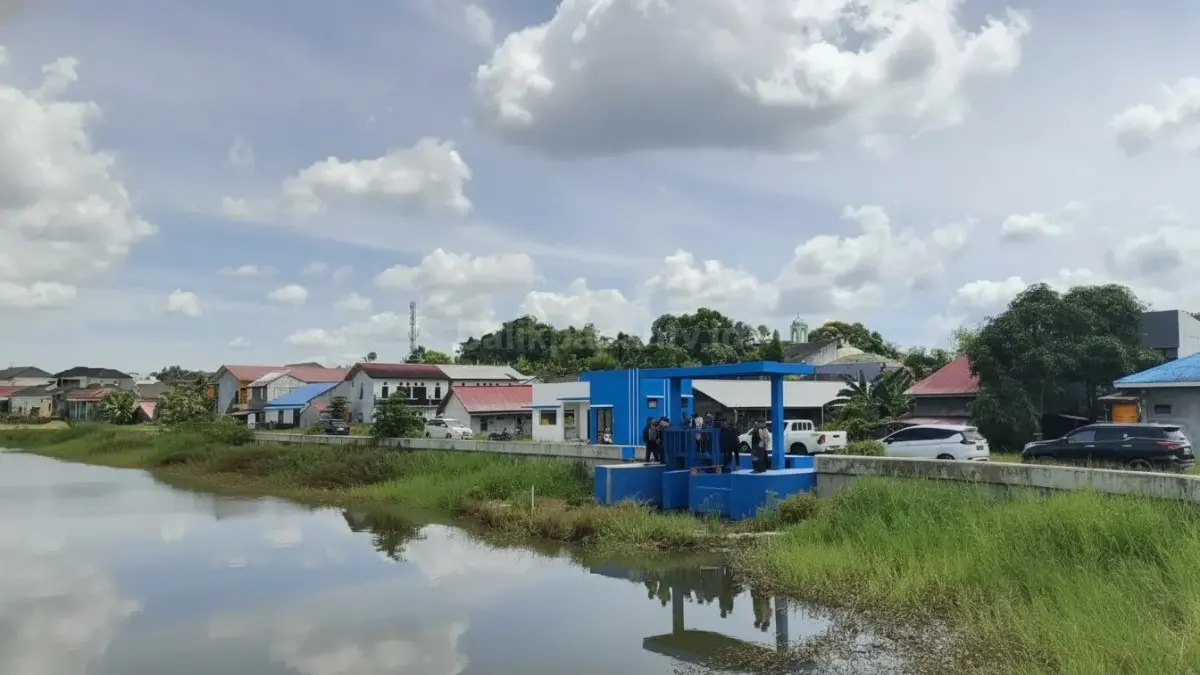 Aktivitas pembangunan kolam retensi dengan alat berat di kawasan Sempaja
