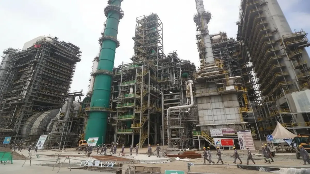 Aktivitas proyek RDMP Balikpapan dengan pekerja di area kilang minyak