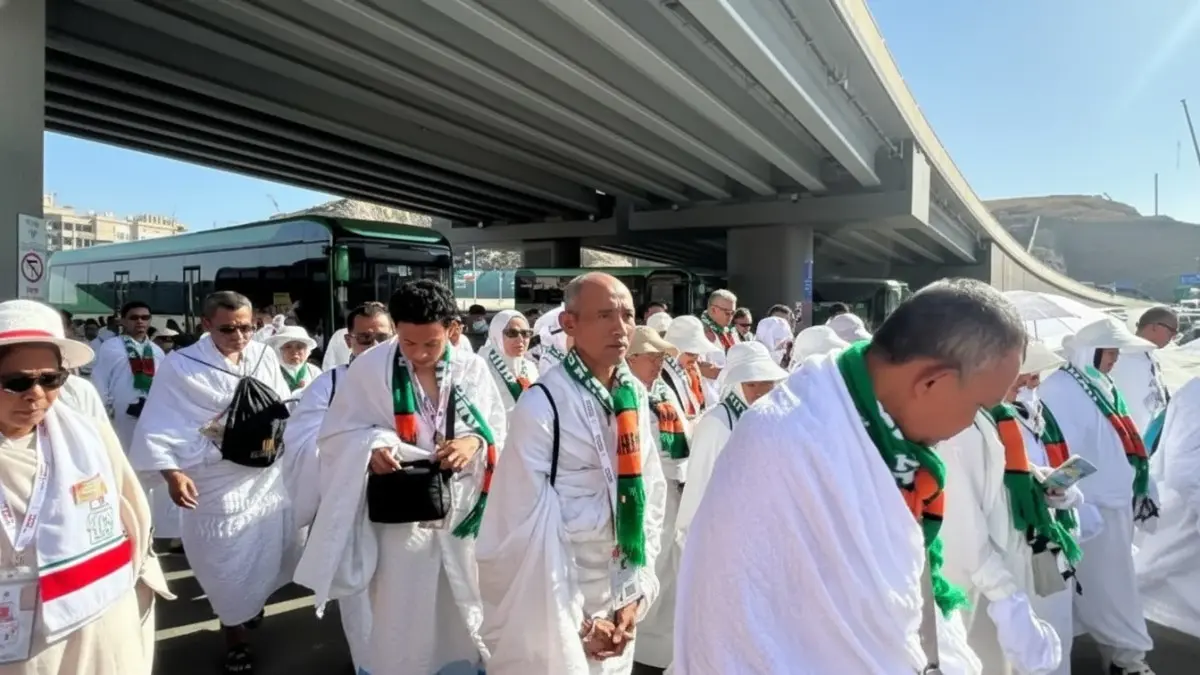 Lansia berjalan di bawah terik matahari menuju terminal Jabal Ka’bah (Bayu Putra/JawaPos.com)