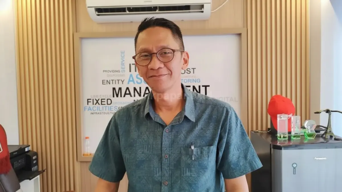 Petugas BPKAD melakukan inventarisasi kendaraan dinas di area kantor pemerintah