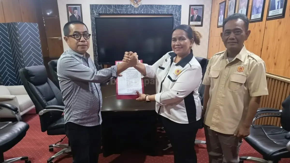 Penyerahan SK Plt Ketua KONI Kutai Barat oleh KONI Kaltim di Samarinda
