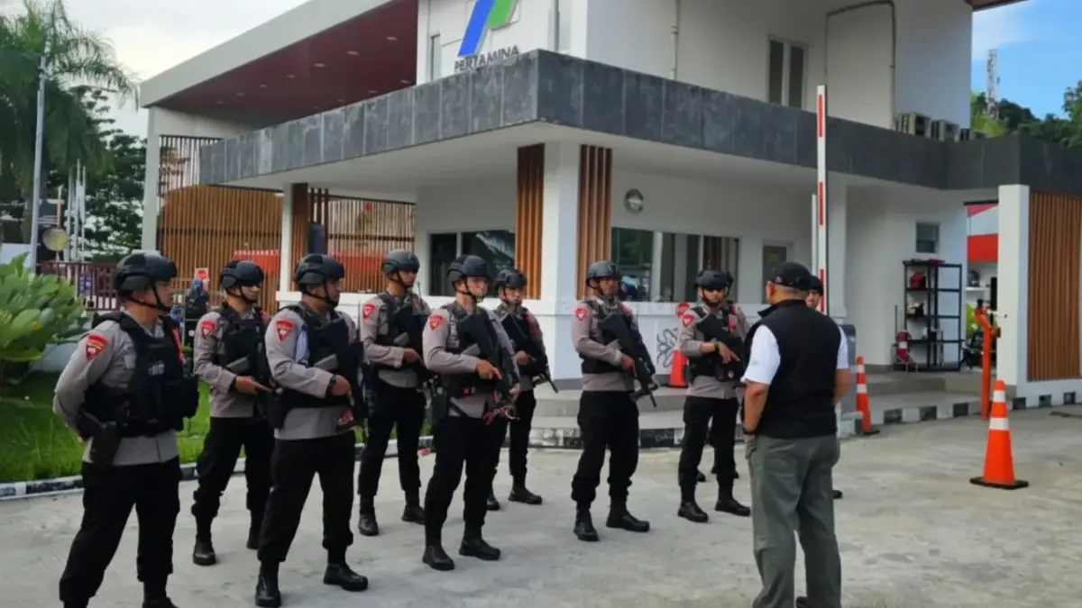 Personel Gegana Brimob berjaga di fasilitas distribusi energi Balikpapan