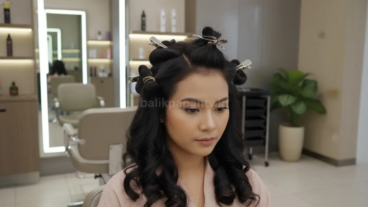 Rambut dibagi beberapa bagian sebelum proses curly dimulai