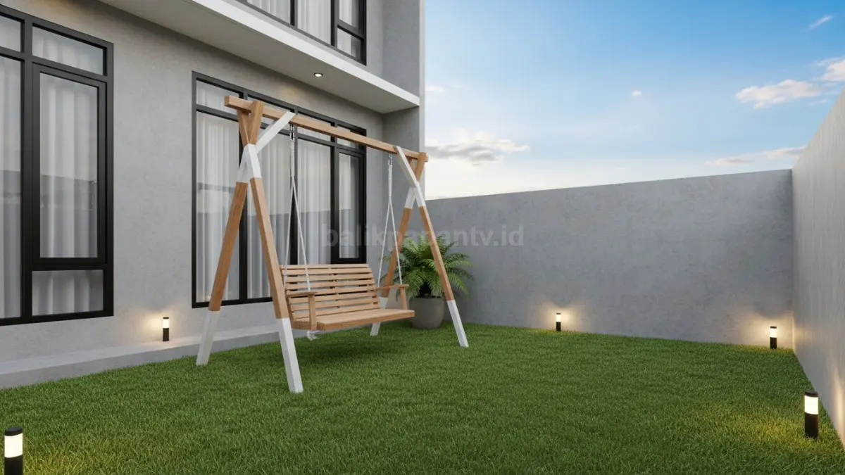  Area Rumput Sintetis dengan Ayunan Kayu
